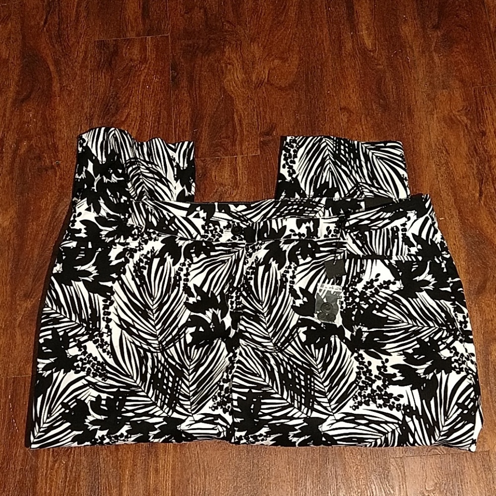 Lane Bryant NWT Black White Floral Crop Pants 28W